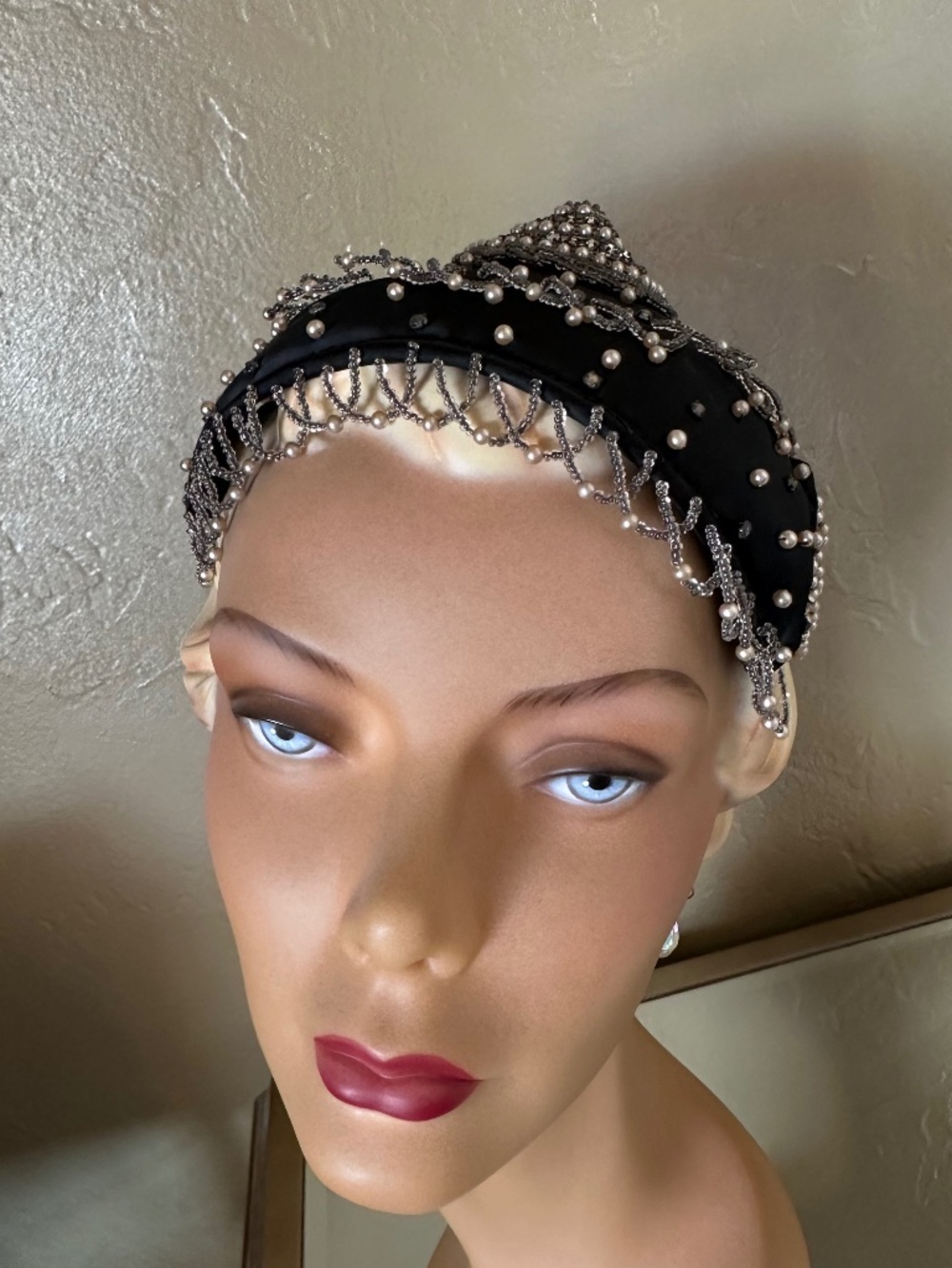 SENSATIONAL 1950s' BLACK SIAMESE STYLE FABRIC COCKTAIL HAT + BEADING/PEARLS - Picture 9 of 14